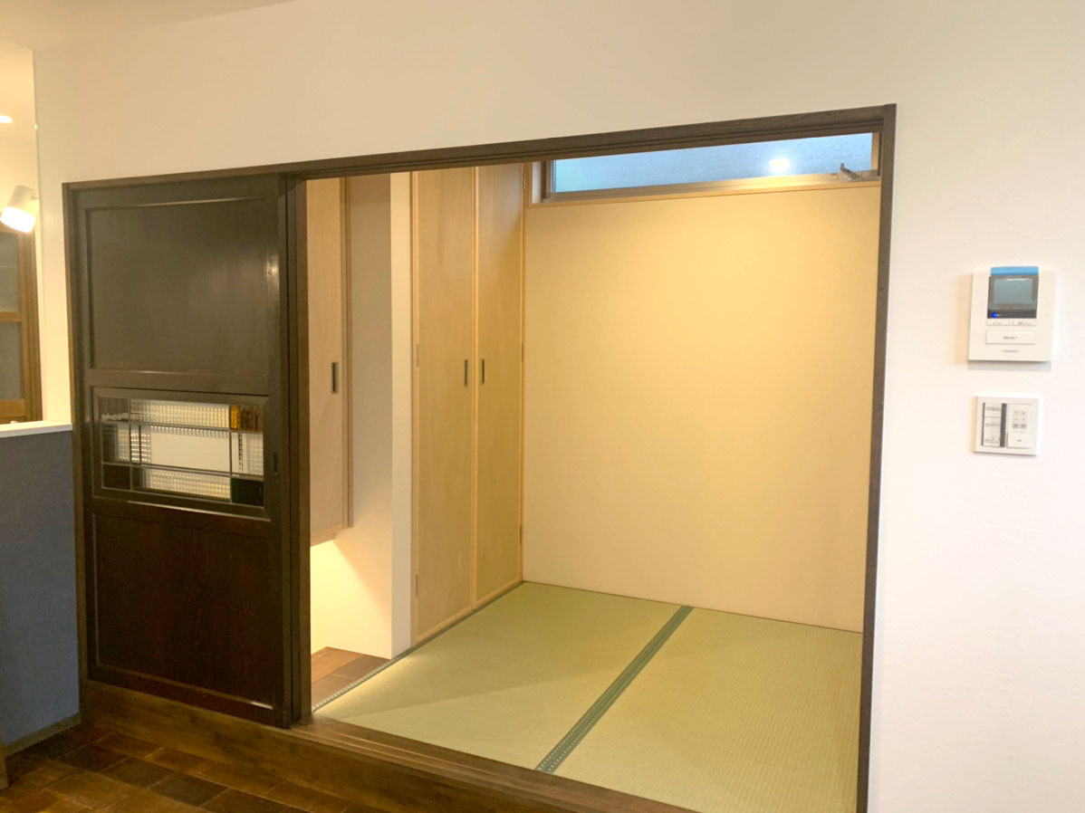 古建具をリメイクした扉